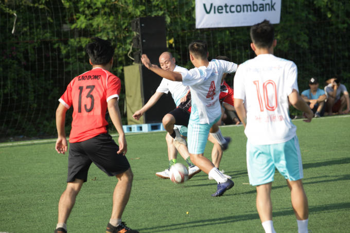 Một pha tranh bóng quyết liệt giữa đội Pháp Luật Việt Nam và đội Báo Lao động tại Vòng loại.