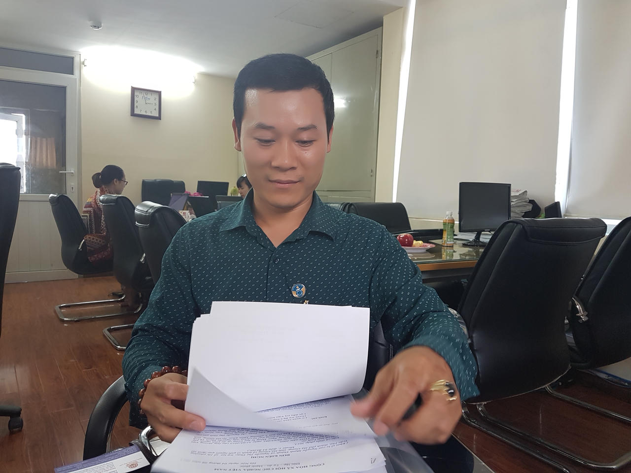 Bất thường 1 cái chết thương tâm với 3 vòng xích chó quấn cổ, cột vào trụ bê tông dìm dưới ao cá