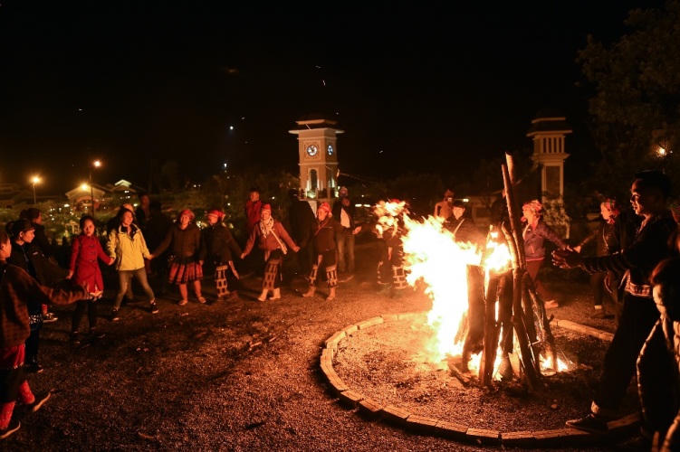 Quẳng gánh lo mùa nóng, lên Fansipan để tận hưởng cả miền thư thái