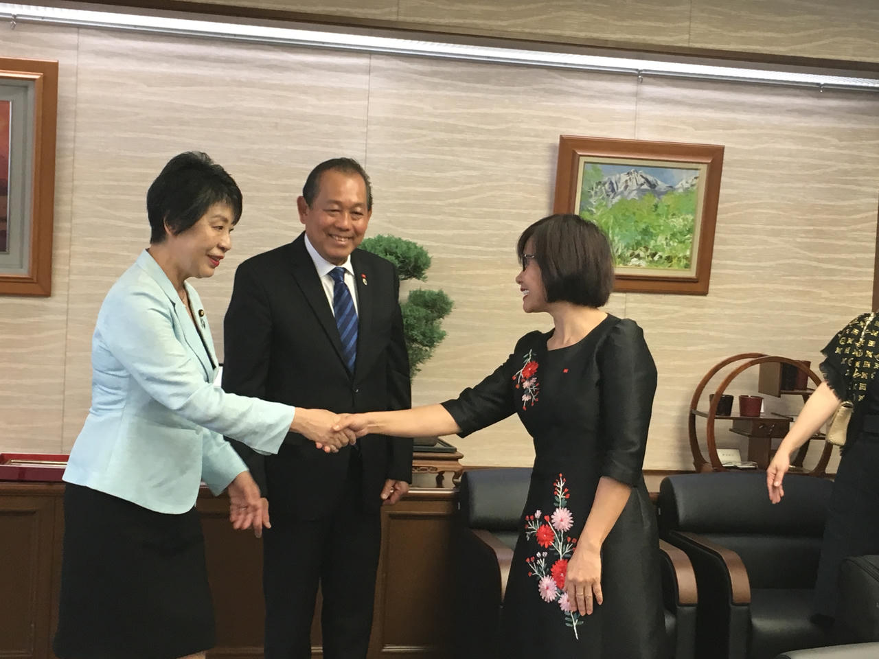 Thứ trưởng Đặng Hoàng Oanh tháp tùng Phó Thủ tướng Thường trực Chính phủ gặp và làm việc với Bộ trưởng Bộ Tư pháp Nhật Bản Yoko Kamikawa