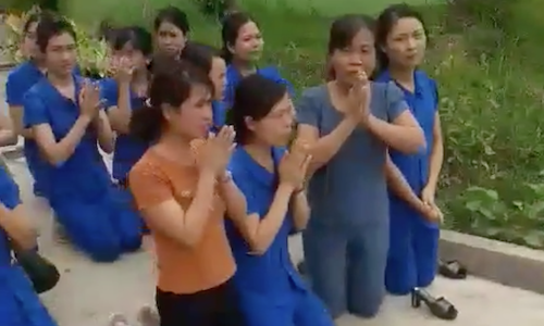 Nghệ An:  Các cô giáo mầm non quỳ trước Chủ tịch thị trấn xin được dạy học