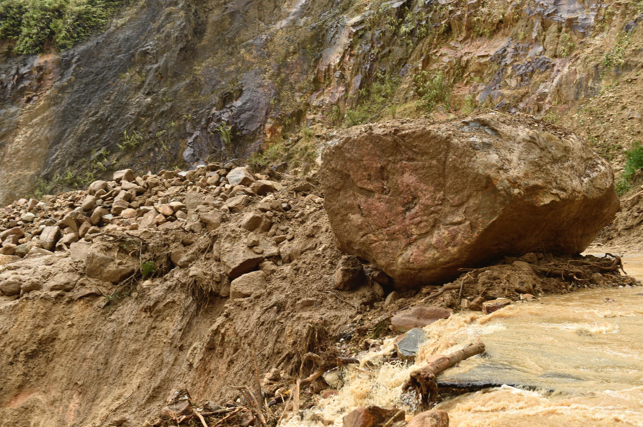 Phó Thủ tướng Trịnh Đình Dũng tới hiện trường chỉ đạo ứng phó mưa lũ