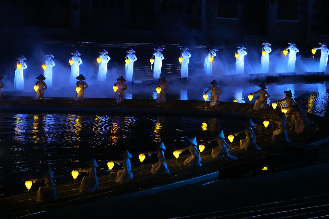 Lần đầu tiên Hội An chào đón Đoàn 12 Đại sứ Quốc tế đến thưởng ngoạn thực cảnh “Ký ức Hội An”