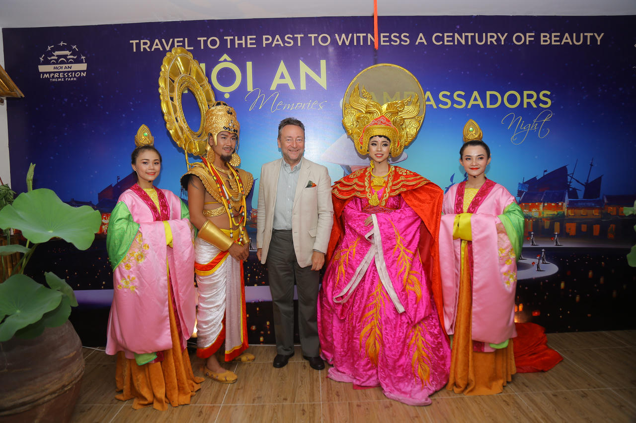 Lần đầu tiên Hội An chào đón Đoàn 12 Đại sứ Quốc tế đến thưởng ngoạn thực cảnh “Ký ức Hội An”