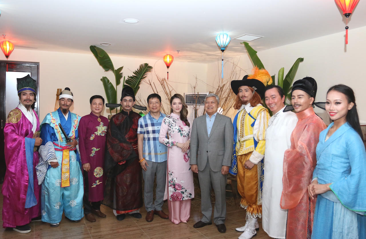 Lần đầu tiên Hội An chào đón Đoàn 12 Đại sứ Quốc tế đến thưởng ngoạn thực cảnh “Ký ức Hội An”