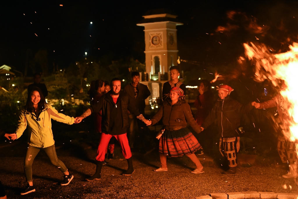 Hà Nội nóng hơn 40 độ C, người thành phố check-in đỉnh Fansipan