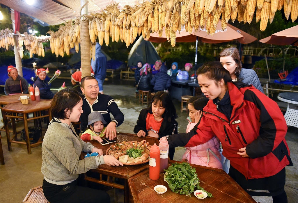 Hà Nội nóng hơn 40 độ C, người thành phố check-in đỉnh Fansipan