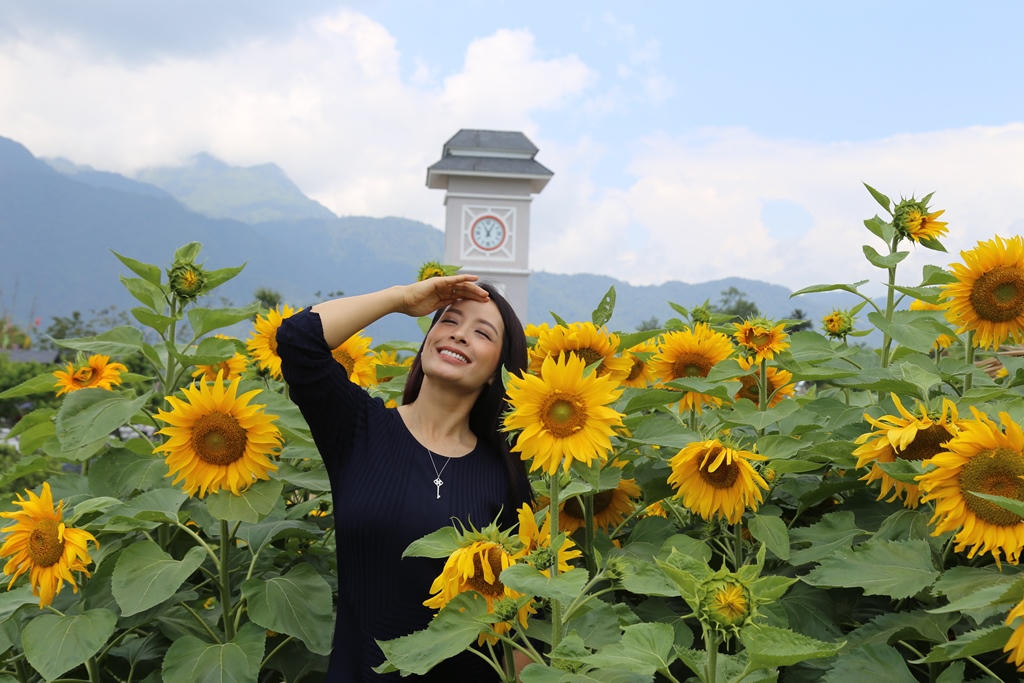 Hà Nội nóng hơn 40 độ C, người thành phố check-in đỉnh Fansipan