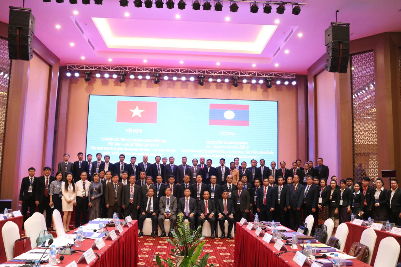 Bộ trưởng Lê Thành Long trồng cây lưu niệm tại trụ sở mới của Bộ Tư pháp Lào 