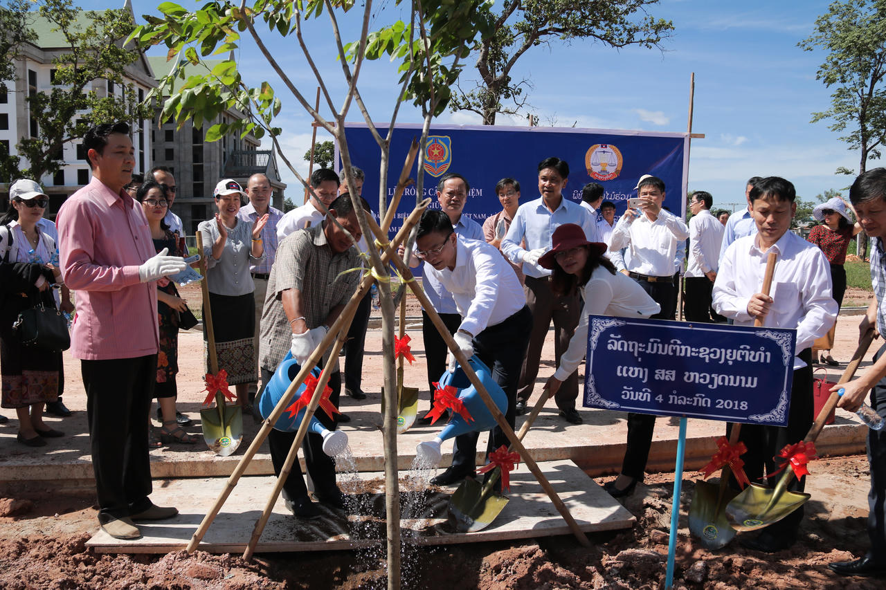 Bộ trưởng Lê Thành Long trồng cây lưu niệm tại trụ sở mới của Bộ Tư pháp Lào 