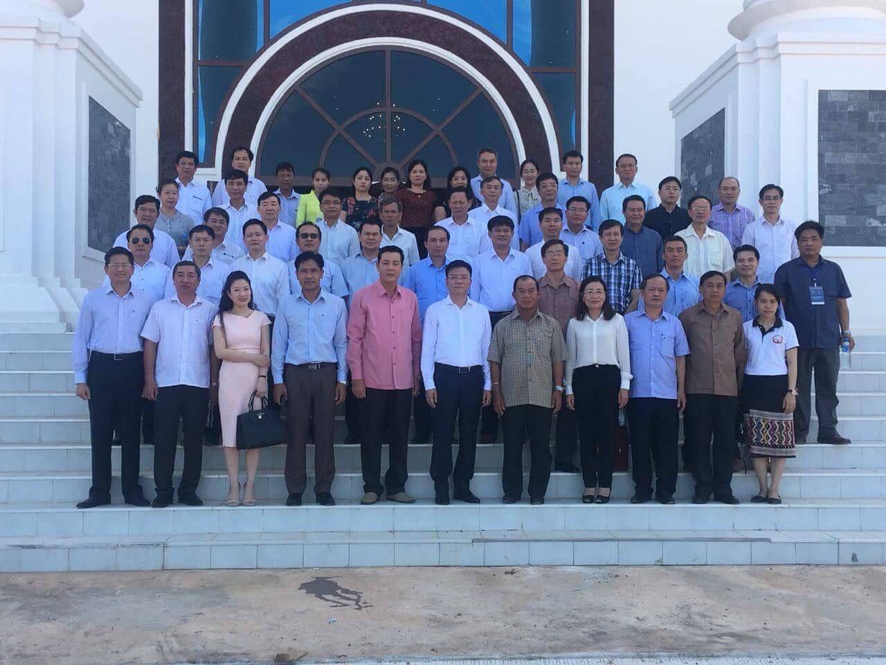 Bộ trưởng Lê Thành Long trồng cây lưu niệm tại trụ sở mới của Bộ Tư pháp Lào 