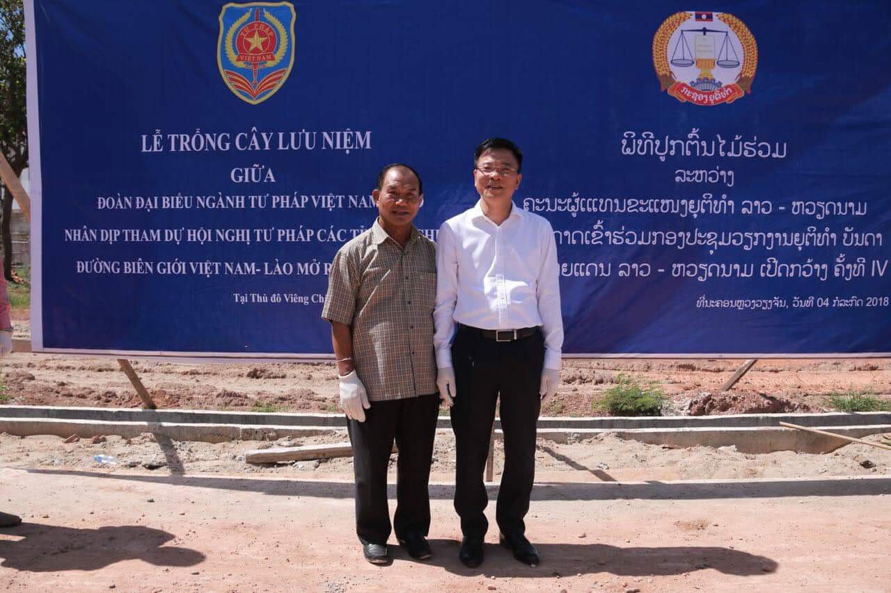 Bộ trưởng Lê Thành Long trồng cây lưu niệm tại trụ sở mới của Bộ Tư pháp Lào 