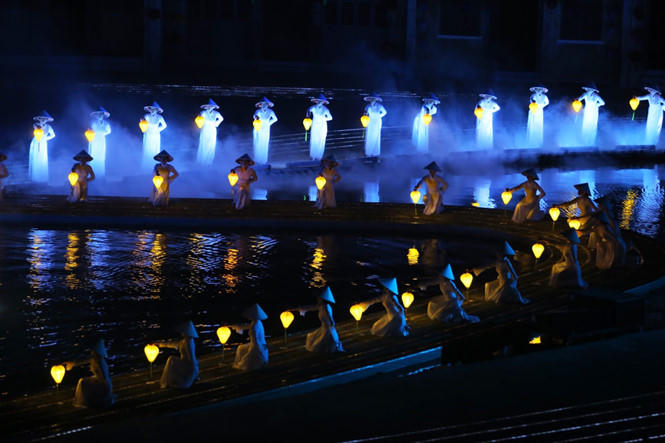 Áo dài Việt, nón lá và đèn lồng Hội An cùng thăng hoa trong màn 3 - Đèn và biển 