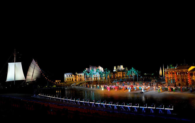 Hội nhập là màn diễn mang những nét chấm phá, tái hiện sơ lược về quá trình hình thành và phát triển của Hội An, nhấn mạnh đến yếu tố giao thoa văn hóa từ rất sớm của vùng đất này với các nền văn hóa Trung Hoa, Phương Tây và Nhật Bản