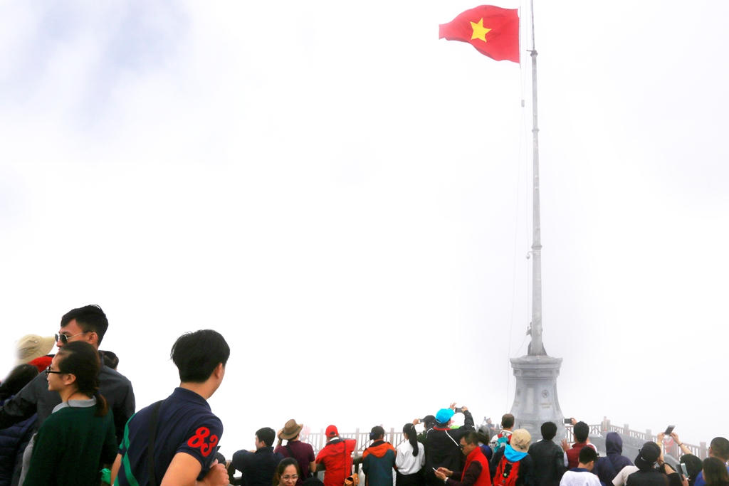 Lễ thượng cờ đặc biệt trên đỉnh Fansipan dịp kỷ niệm ngày 27/7