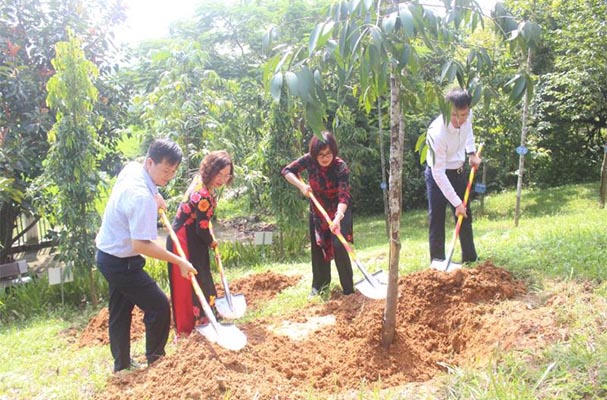 Thứ trưởng Đặng Hoàng Oanh dâng hương tại Khu di tích lịch sử Bộ Tư pháp