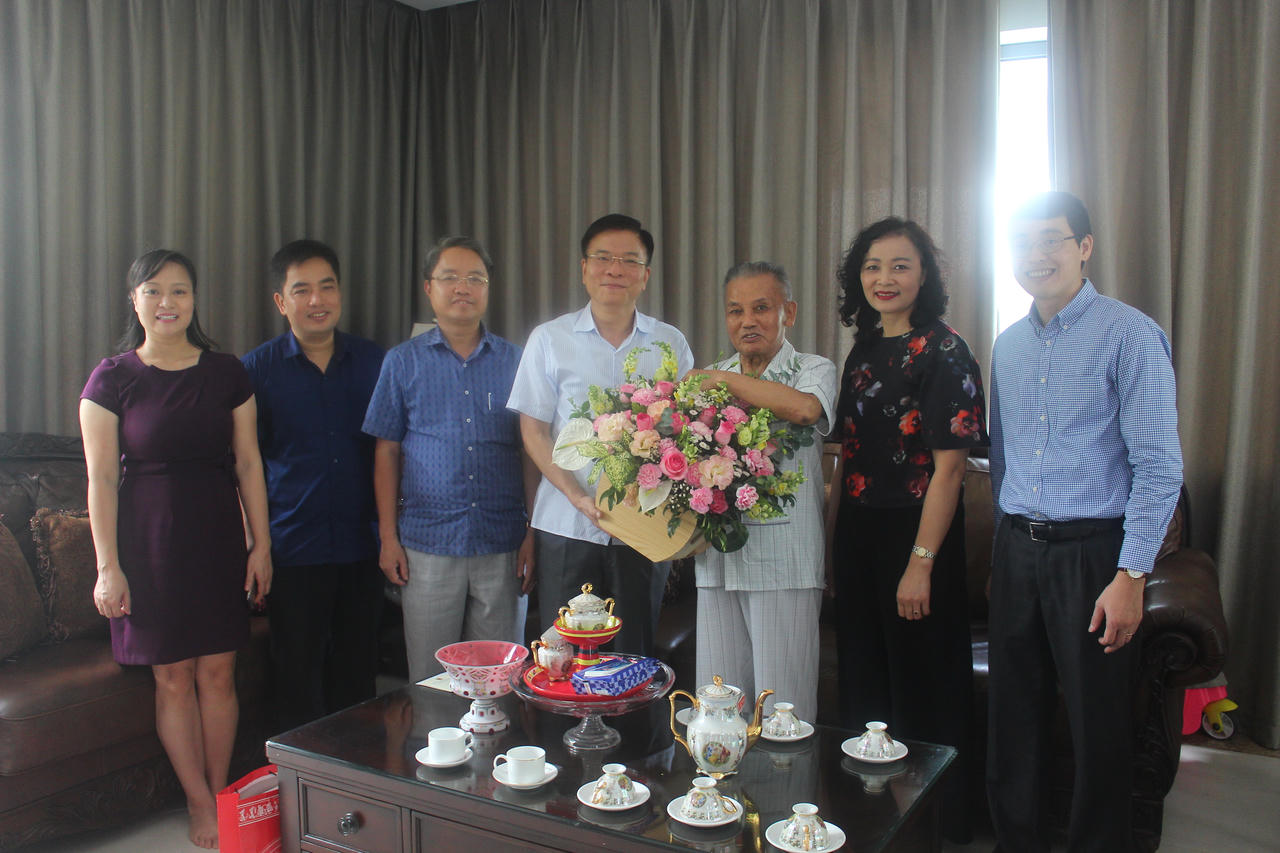 Bộ trưởng Tư pháp Lê Thành Long thăm hỏi và tri ân các thế hệ lãnh đạo 