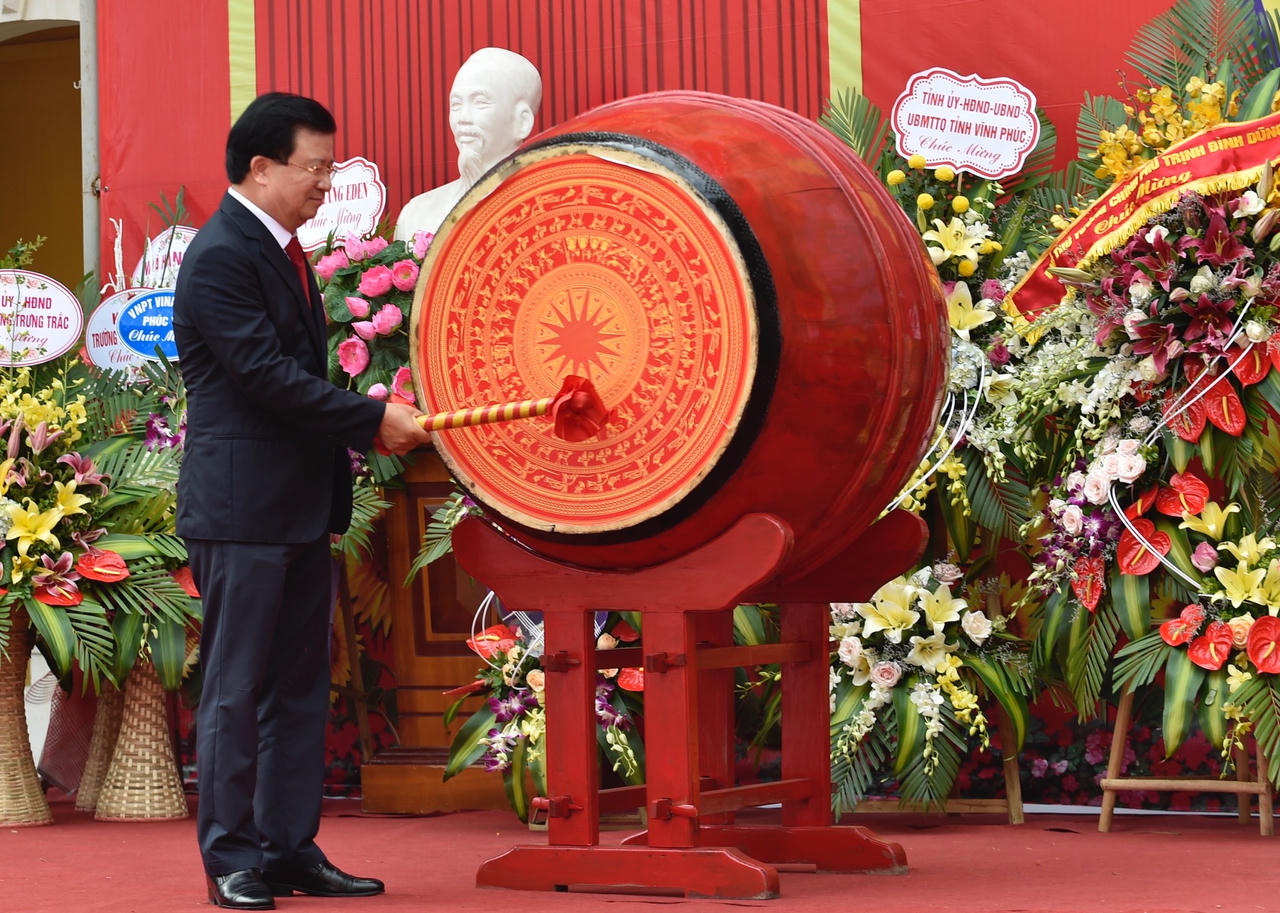 Phó Thủ tướng Trịnh Đình Dũng đánh trống khai trường tại Vĩnh Phúc
