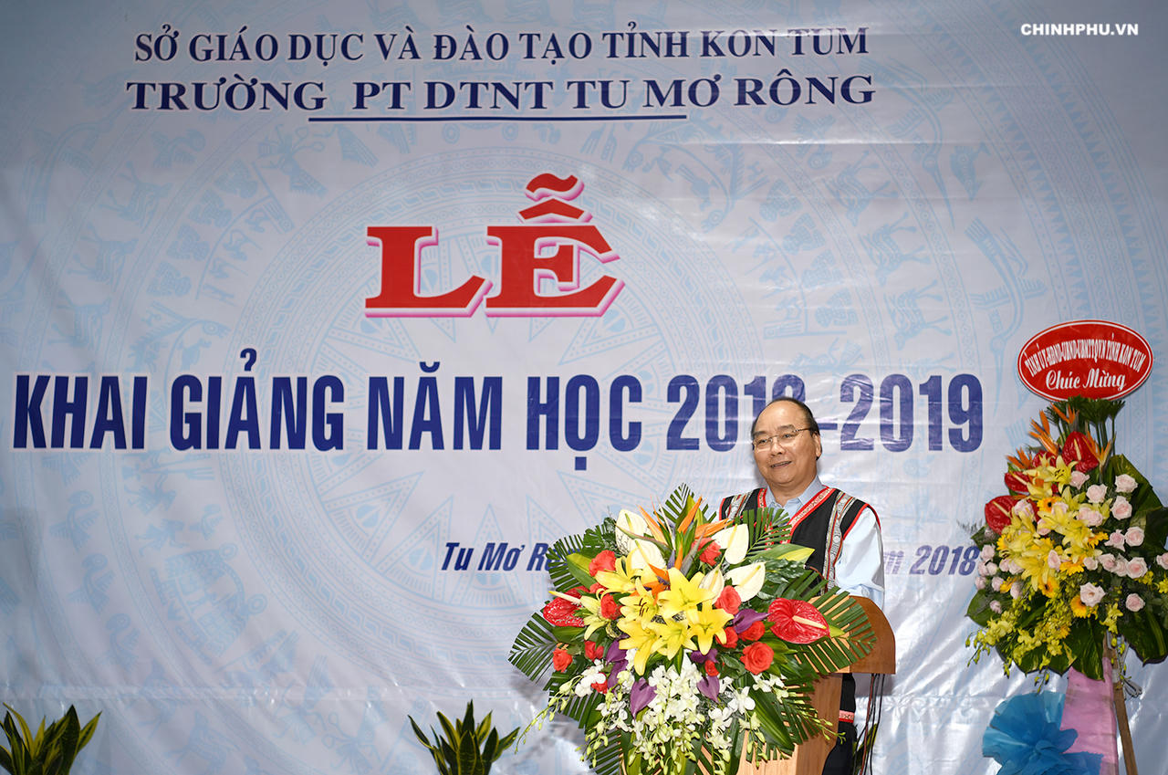 Thủ tướng chung vui ngày hội đến trường với học sinh dân tộc Tây Nguyên