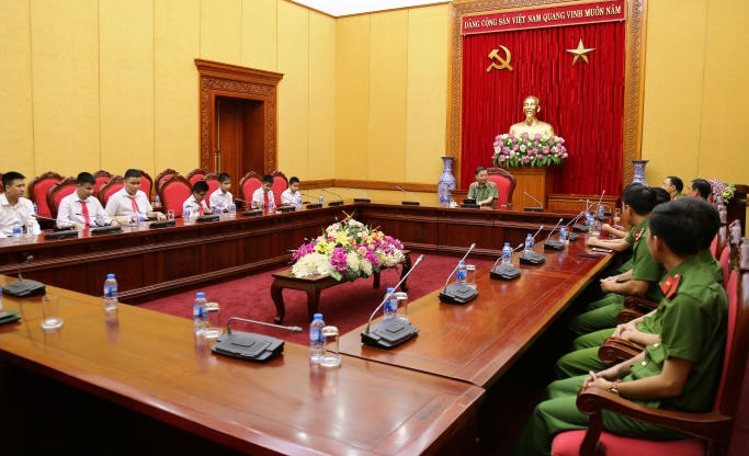 Bộ trưởng Tô Lâm tặng đàn guitar cho học sinh khiếm thị 