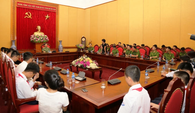 Bộ trưởng Tô Lâm tặng đàn guitar cho học sinh khiếm thị 