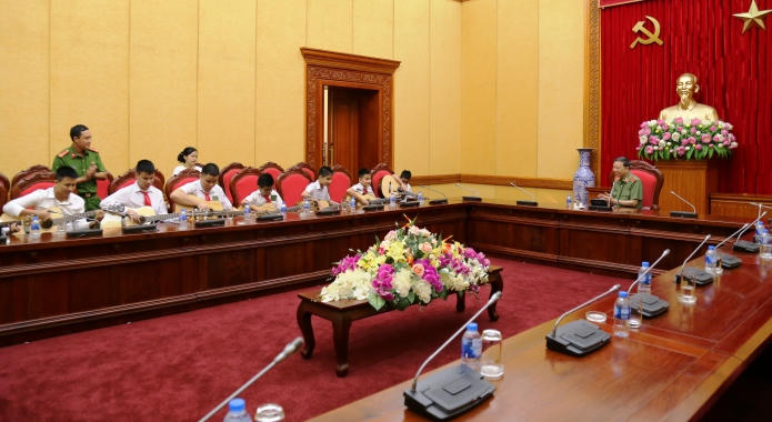 Bộ trưởng Tô Lâm tặng đàn guitar cho học sinh khiếm thị 