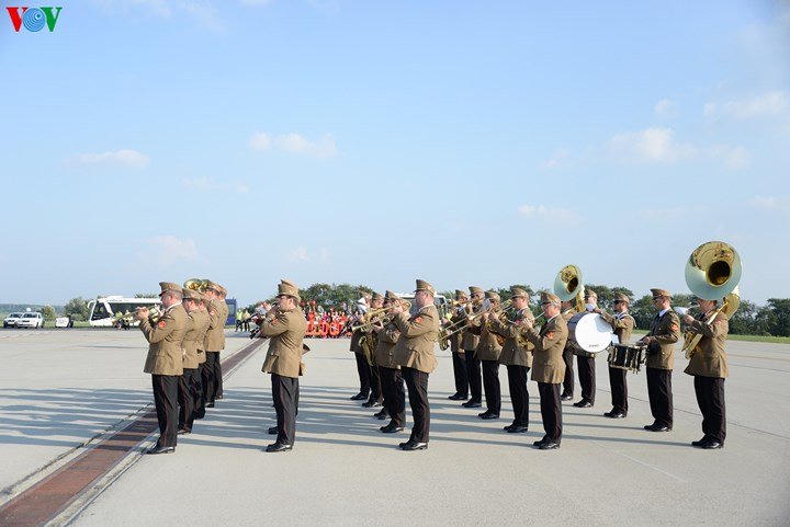 Lễ đón Tổng bí thư Nguyễn Phú Trọng tại sân bay Hungary
