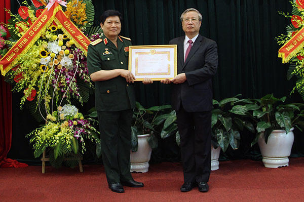 Đại tướng Phùng Quang Thanh được Trao Huy hiệu 50 năm tuổi Đảng