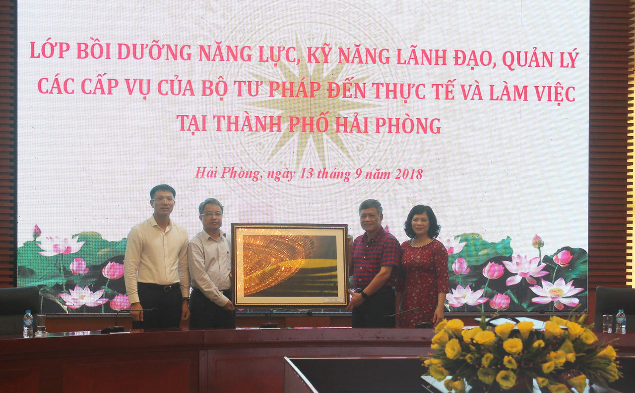 Bộ Tư pháp: Lớp bồi dưỡng lãnh đạo, quản lý cấp Vụ và tương đương đi thực tế tại Hải Phòng