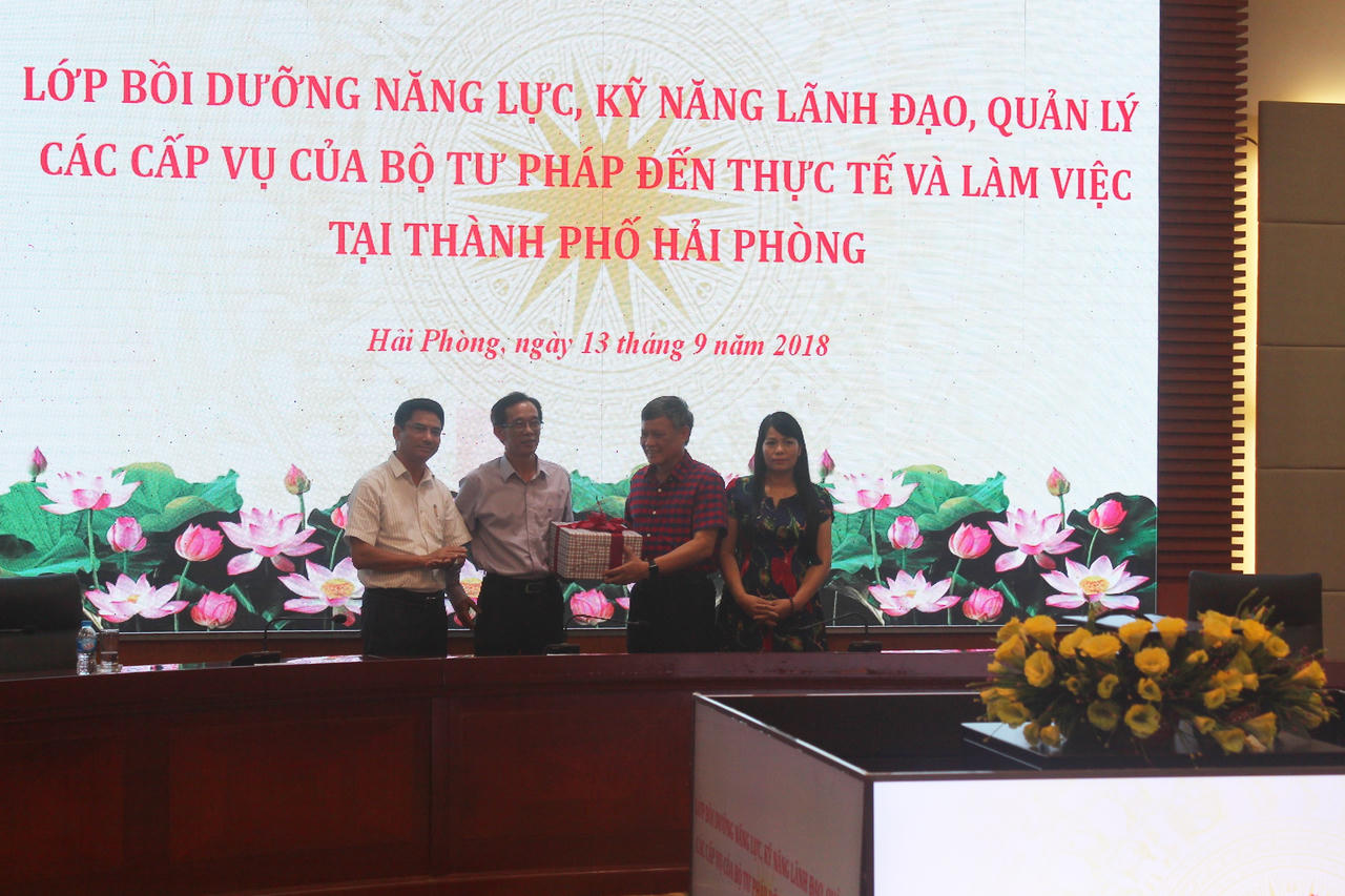 Bộ Tư pháp: Lớp bồi dưỡng lãnh đạo, quản lý cấp Vụ và tương đương đi thực tế tại Hải Phòng