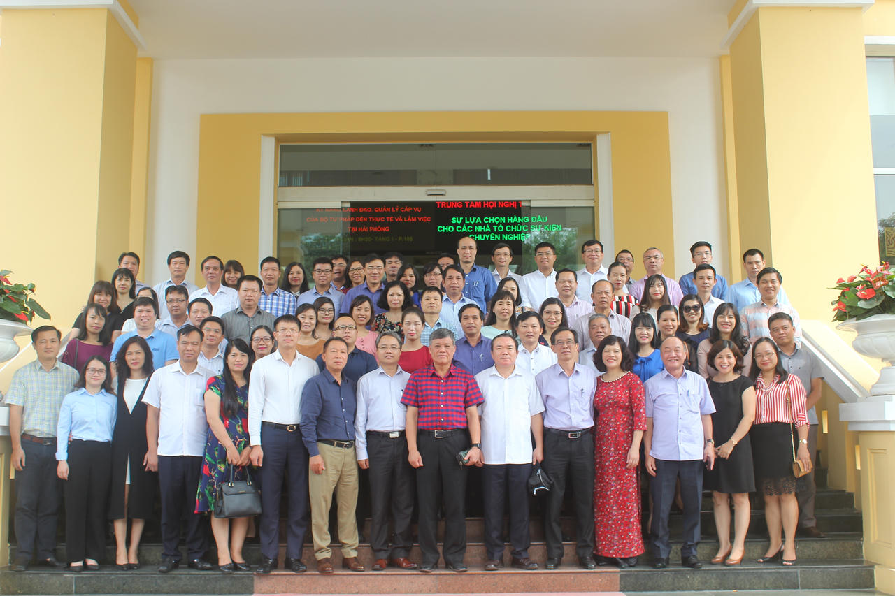 Bộ Tư pháp: Lớp bồi dưỡng lãnh đạo, quản lý cấp Vụ và tương đương đi thực tế tại Hải Phòng