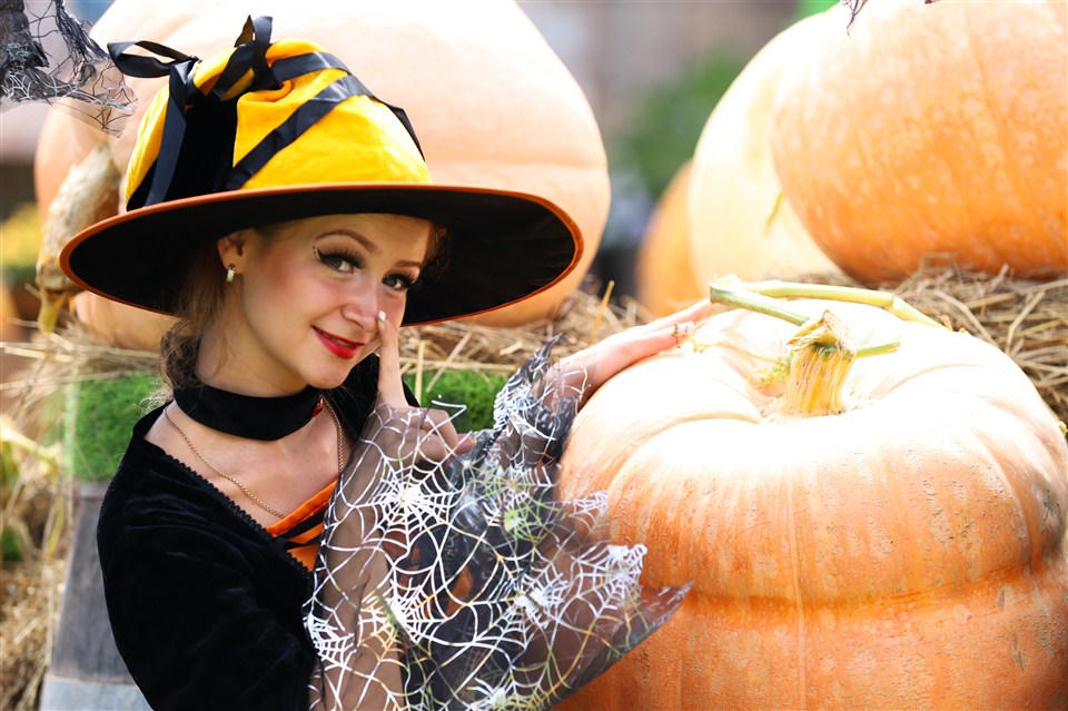 “Cô bé quàng khăn đỏ” bất ngờ gặp “Alice ở xứ sở thần tiên” trên đỉnh Bà Nà