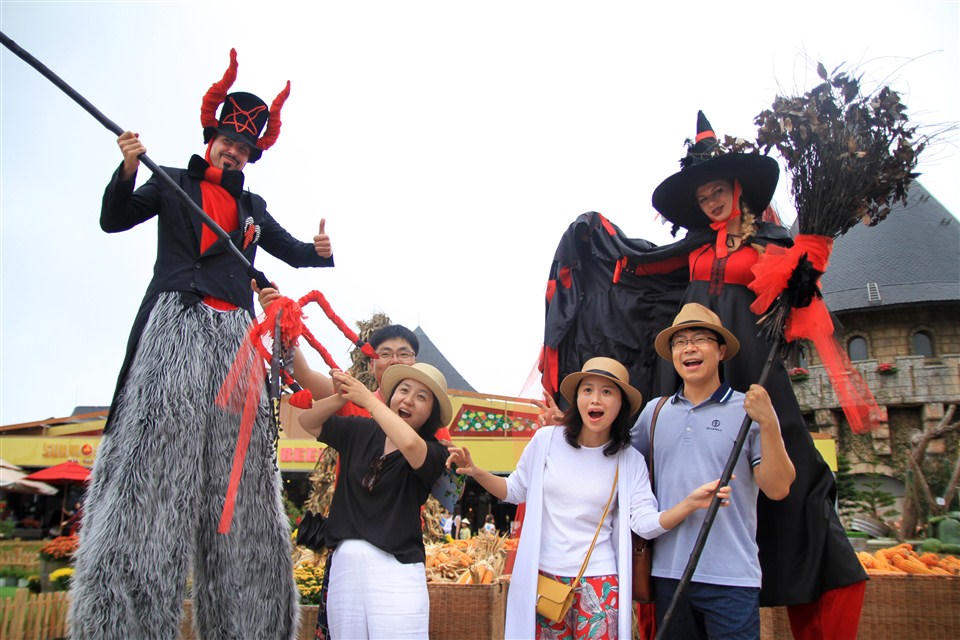 “Cô bé quàng khăn đỏ” bất ngờ gặp “Alice ở xứ sở thần tiên” trên đỉnh Bà Nà