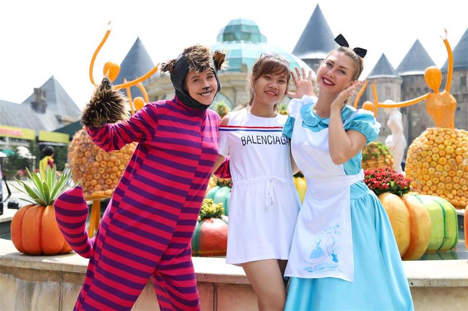 “Cô bé quàng khăn đỏ” bất ngờ gặp “Alice ở xứ sở thần tiên” trên đỉnh Bà Nà