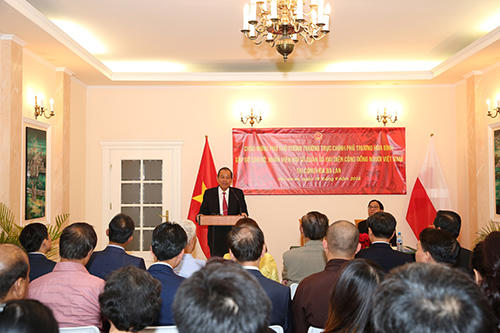 Phó Thủ tướng Thường trực thăm Đại sứ quán, gặp gỡ người Việt tại Ba Lan