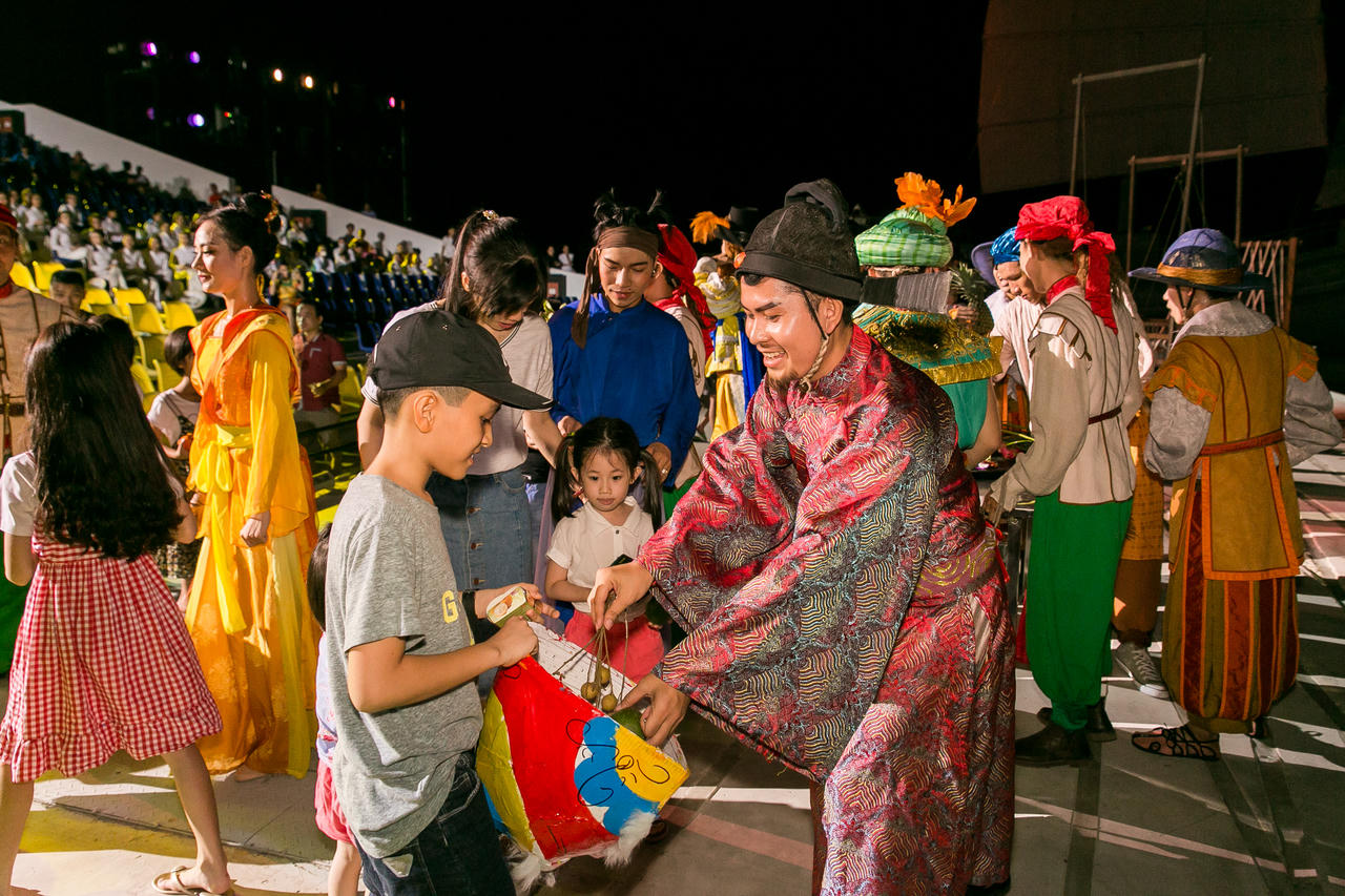 Gần 8000 du khách đã trải nghiệm lễ hội Trăng Thương cảng tại Công viên Ấn tượng Hội An