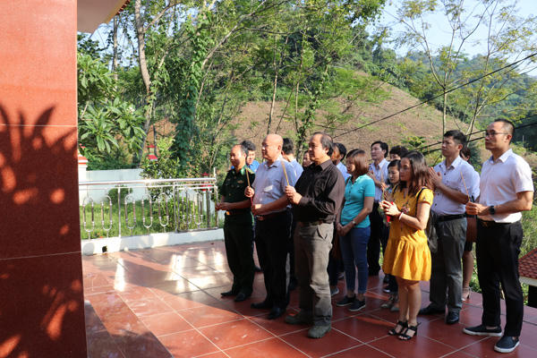 Nghĩa tình với học sinh nghèo xã vùng cao biên giới A Mú Sung