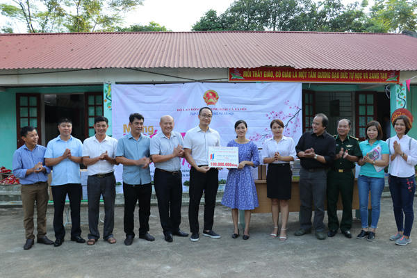 Nghĩa tình với học sinh nghèo xã vùng cao biên giới A Mú Sung