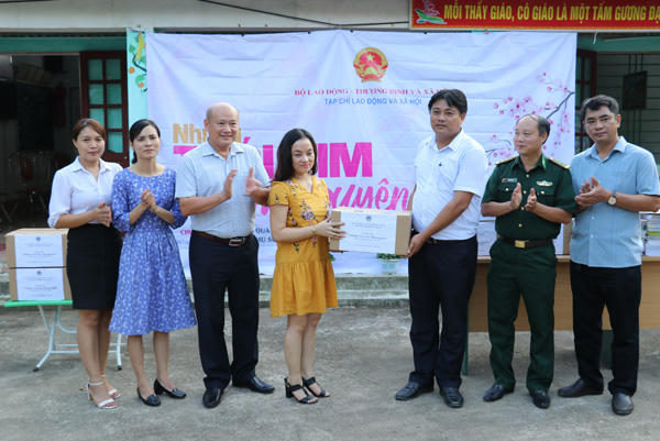 Nghĩa tình với học sinh nghèo xã vùng cao biên giới A Mú Sung