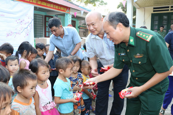 Nghĩa tình với học sinh nghèo xã vùng cao biên giới A Mú Sung