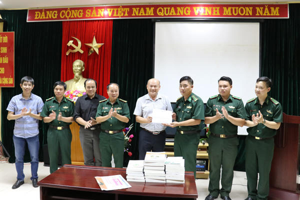 Nghĩa tình với học sinh nghèo xã vùng cao biên giới A Mú Sung