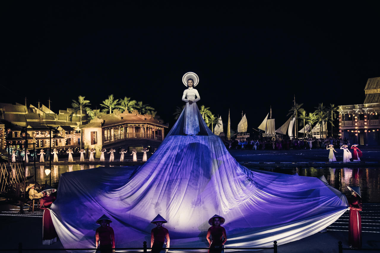 Chạm tới yêu thương - Thăng hoa cảm xúc