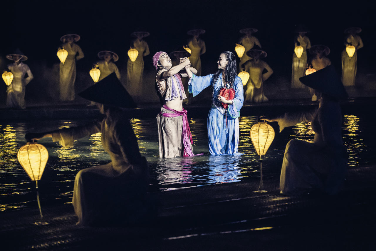 Chạm tới yêu thương - Thăng hoa cảm xúc