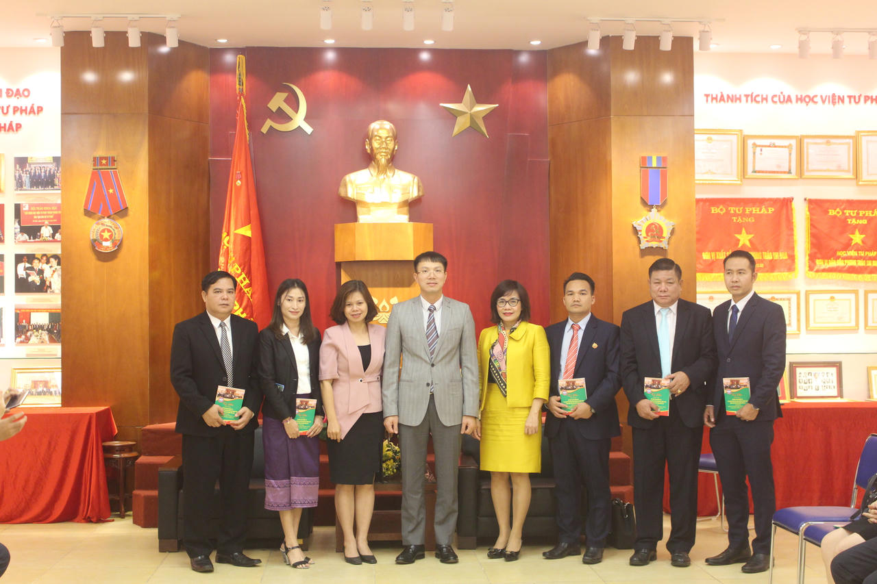 Bế giảng lớp đào tạo nghiệp vụ Thi hành án dân sự cho giảng viên, cán bộ CHDCND Lào