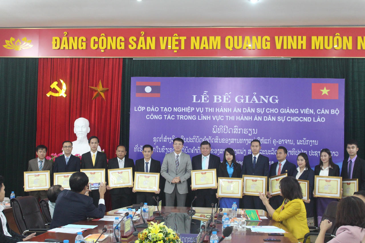 Bế giảng lớp đào tạo nghiệp vụ Thi hành án dân sự cho giảng viên, cán bộ CHDCND Lào