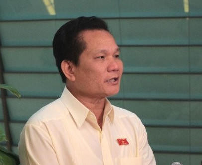 Nhiều đại biểu Quốc hội chia sẻ với Tư lệnh ngành phụ trách những lĩnh vực khó khăn