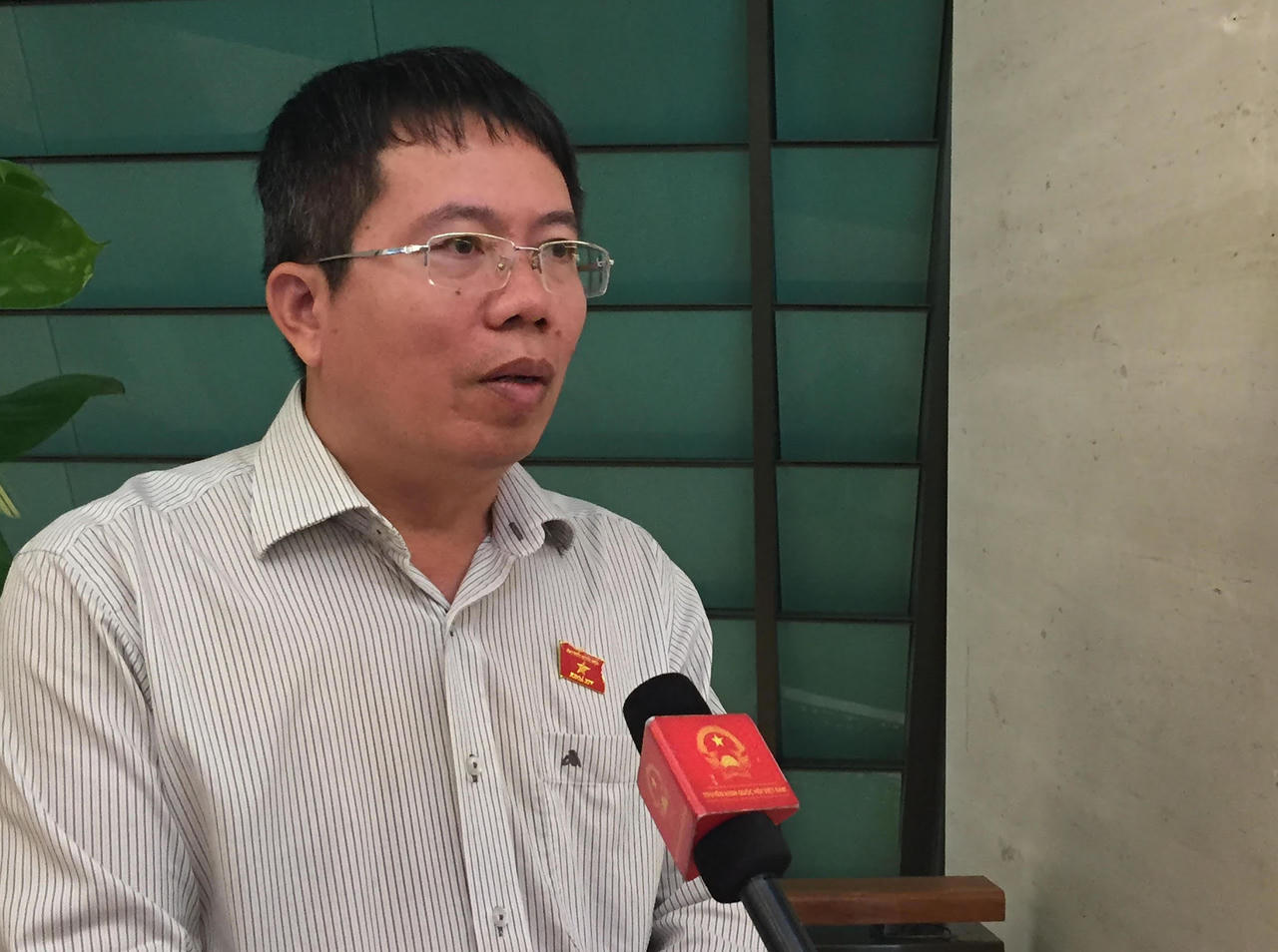 Nhiều đại biểu Quốc hội chia sẻ với Tư lệnh ngành phụ trách những lĩnh vực khó khăn