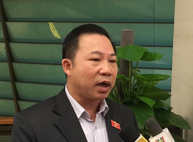 Nhiều đại biểu Quốc hội chia sẻ với Tư lệnh ngành phụ trách những lĩnh vực khó khăn