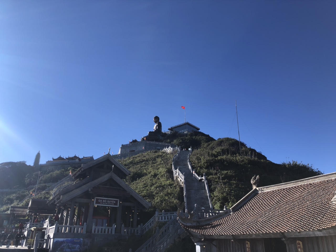 Du khách thích thú gom băng tuyết, nặn hình thú trên đỉnh Fansipan 