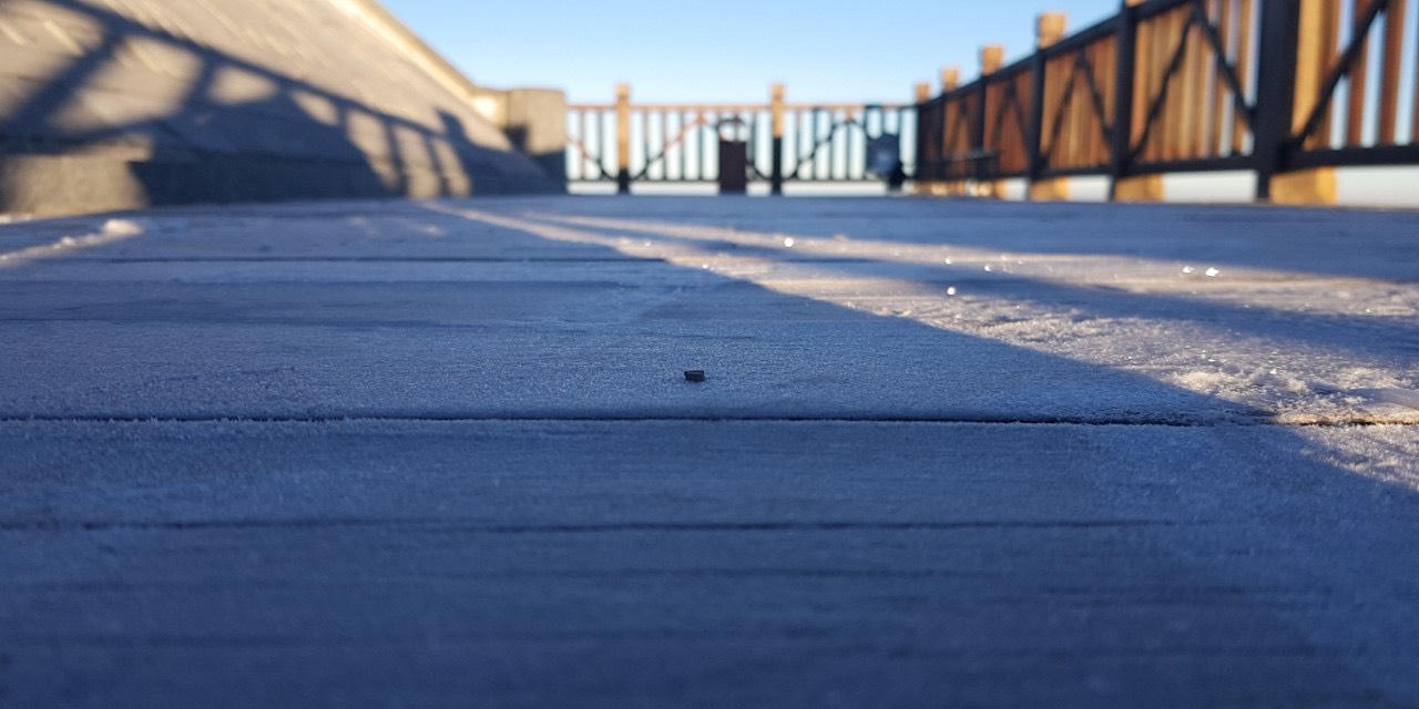 Du khách thích thú gom băng tuyết, nặn hình thú trên đỉnh Fansipan 